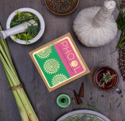 PHOOL 高級お香コーン アロマセラピーパック (80個入り) - オーガニックティーツリー＆レモングラスコーン + セラミックホルダー2個付き、硫黄不使用、炭不使用 | 100%オーガニック