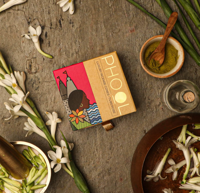 PHOOL 高級インセンスコーン | 4 ピースバンドルパック - インディアンローズ、チューベローズ、ラベンダー、ナグチャンパ | 100% オーガニック | 化学薬品および炭不使用