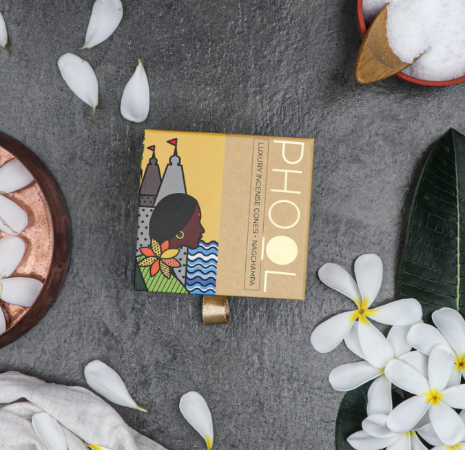 PHOOL 高級インセンスコーン | 4 ピースバンドルパック - インディアンローズ、チューベローズ、ラベンダー、ナグチャンパ | 100% オーガニック | 化学薬品および炭不使用