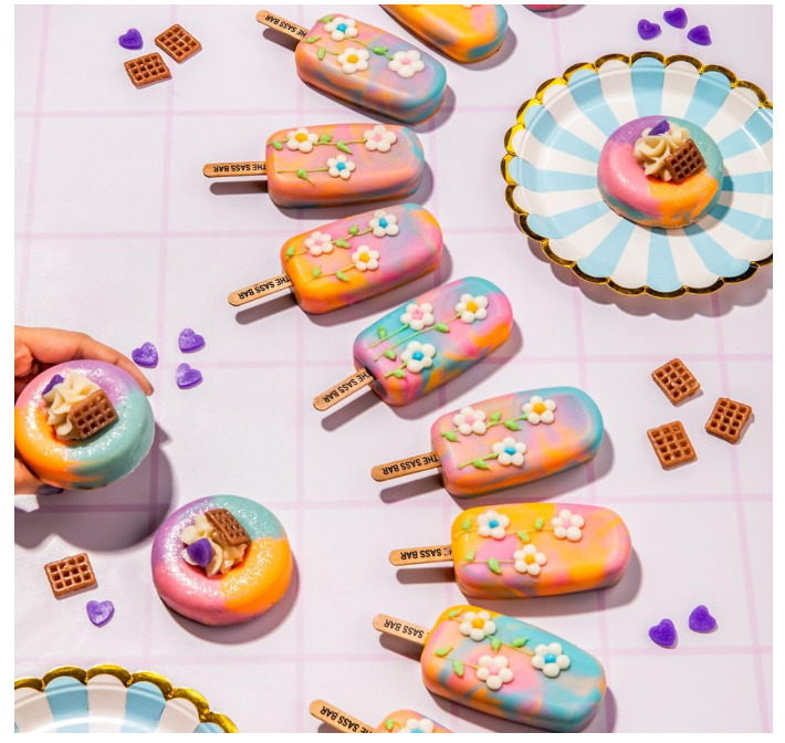 ホイップクリーム サンセットドーナツ | ディープクレンジング、角質除去、保湿。すべての肌タイプにお使いいただけます。健康で柔らかな肌のための、天然成分配合の手作りヴィーガン入浴剤 | 女性へのギフト