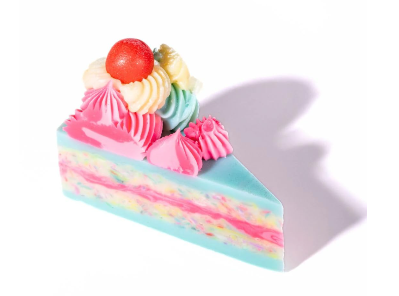 レトロなコンフェッティケーキソープ｜ディープクレンジング、角質除去、保湿。すべての肌タイプにお使いいただけます。手作りの天然成分とヴィーガン植物由来の入浴剤で、健やかで柔らかな肌へ。